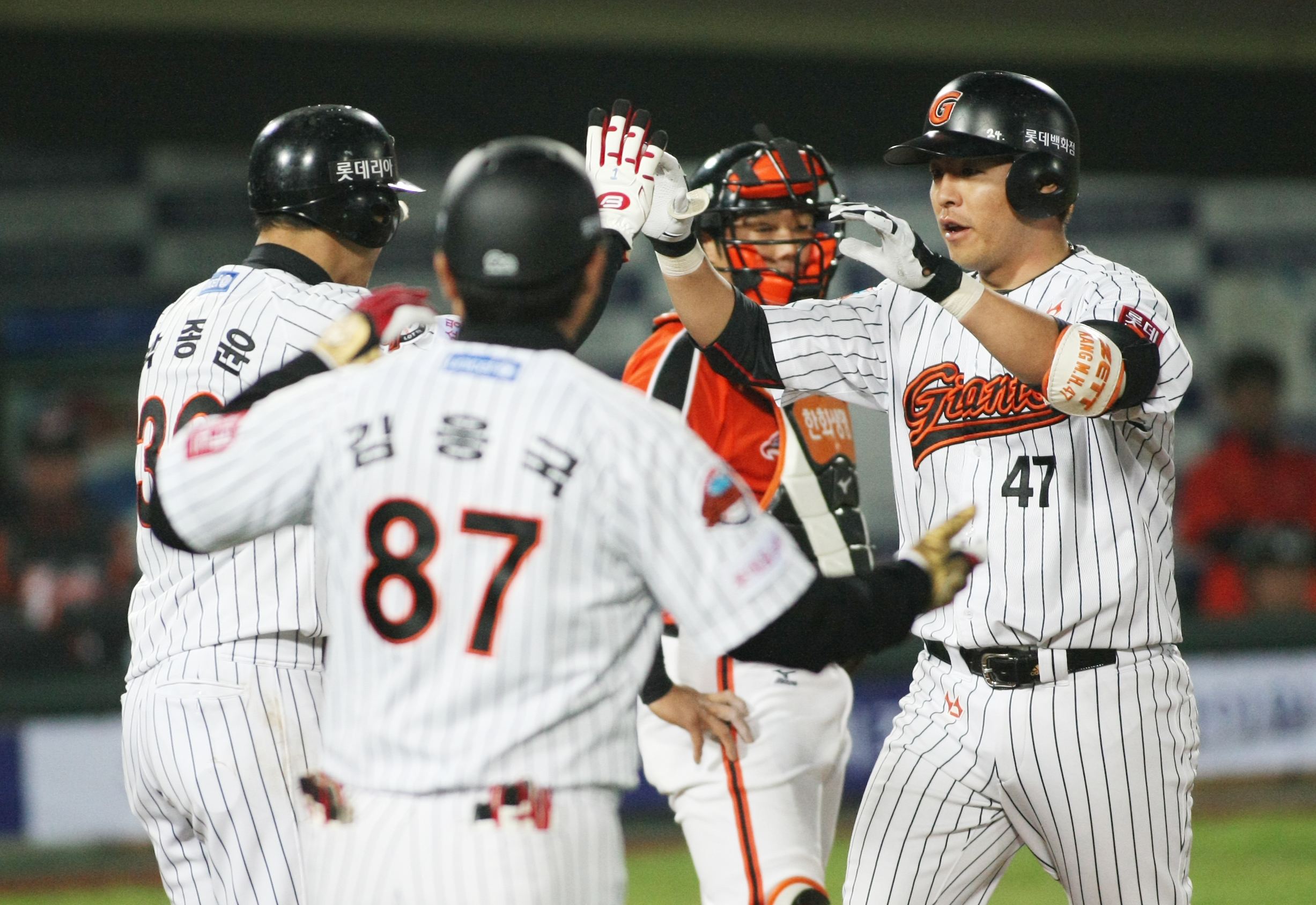 강민호의 투런 동점홈런